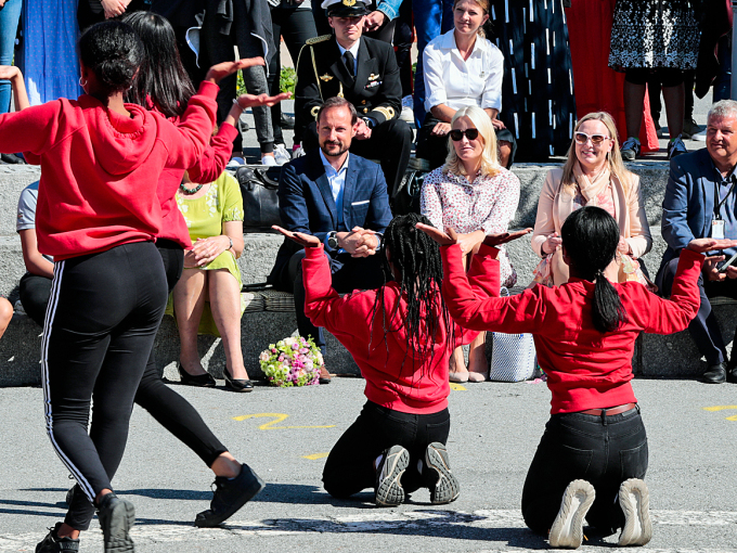 Elever fra ungdomstrinnet underholder med dans. Foto: Lise Åserud / NTB scanpix